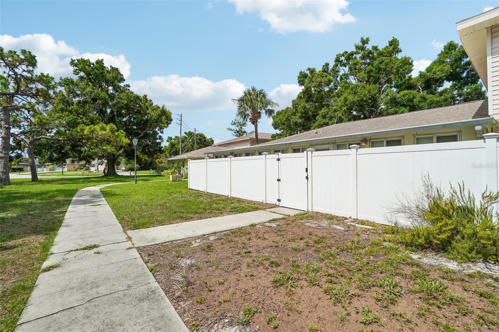 TOWNHOUSES AT BONNIE BAY CONDO - Residential