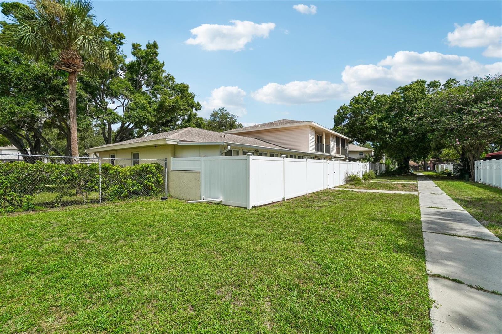 TOWNHOUSES AT BONNIE BAY CONDO - Residential