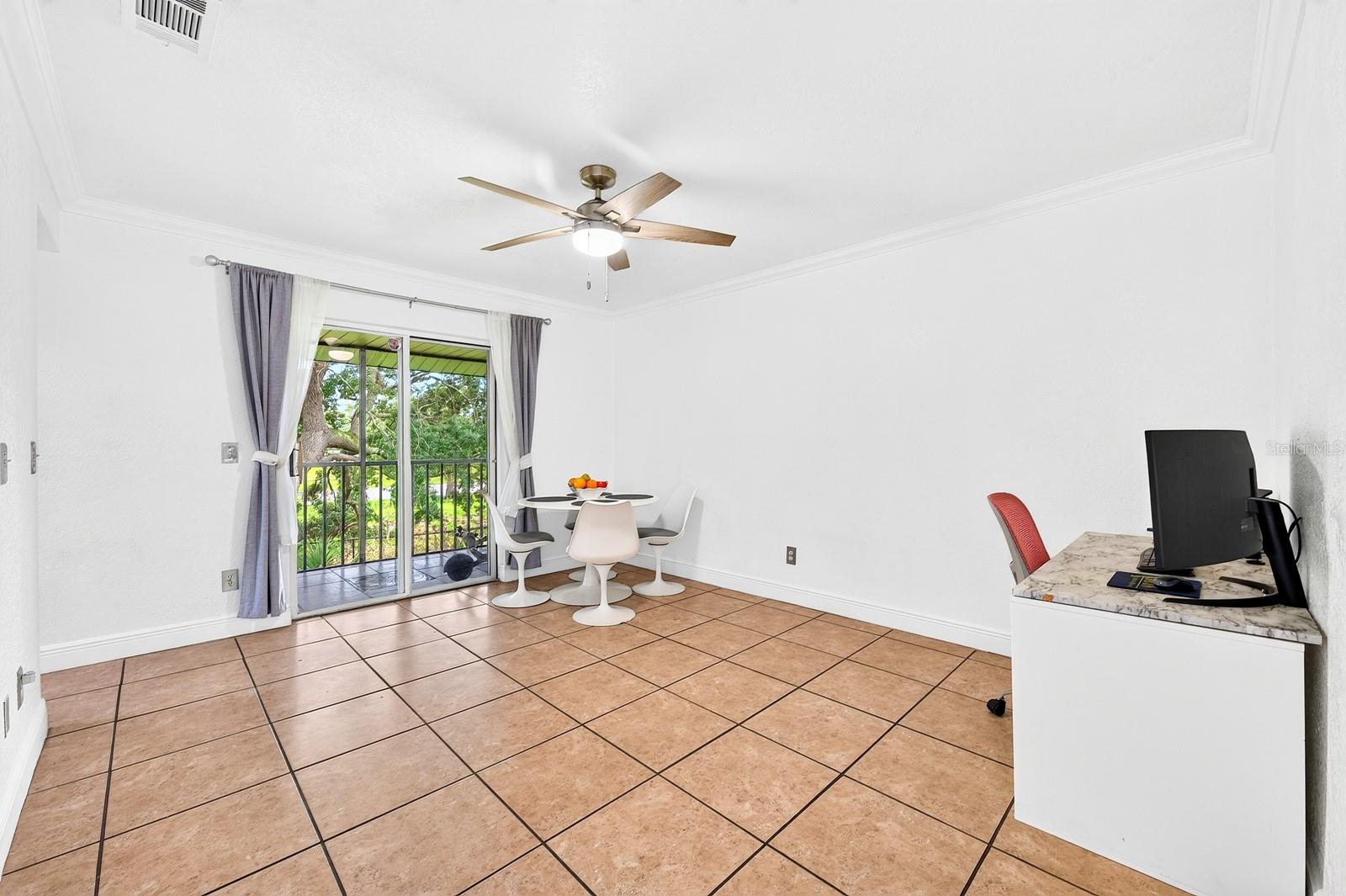PERSHING OAKS - Residential