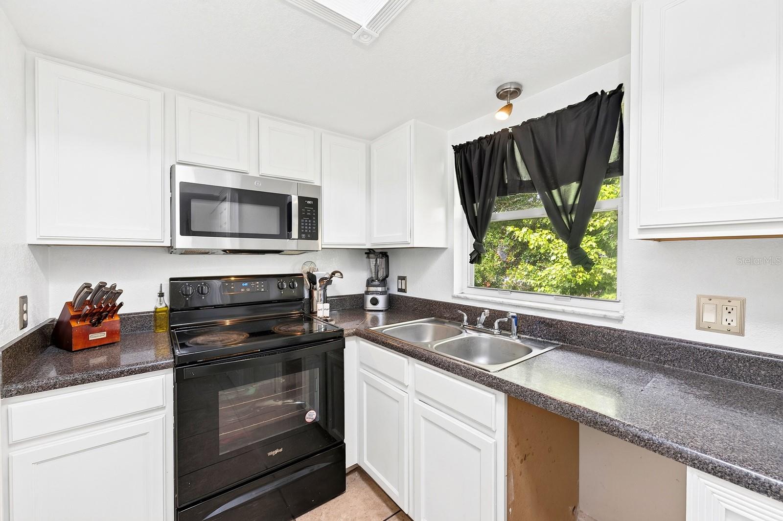 PERSHING OAKS - Residential