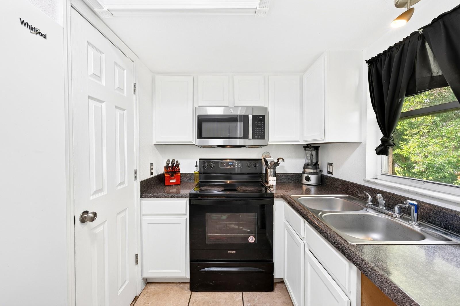 PERSHING OAKS - Residential