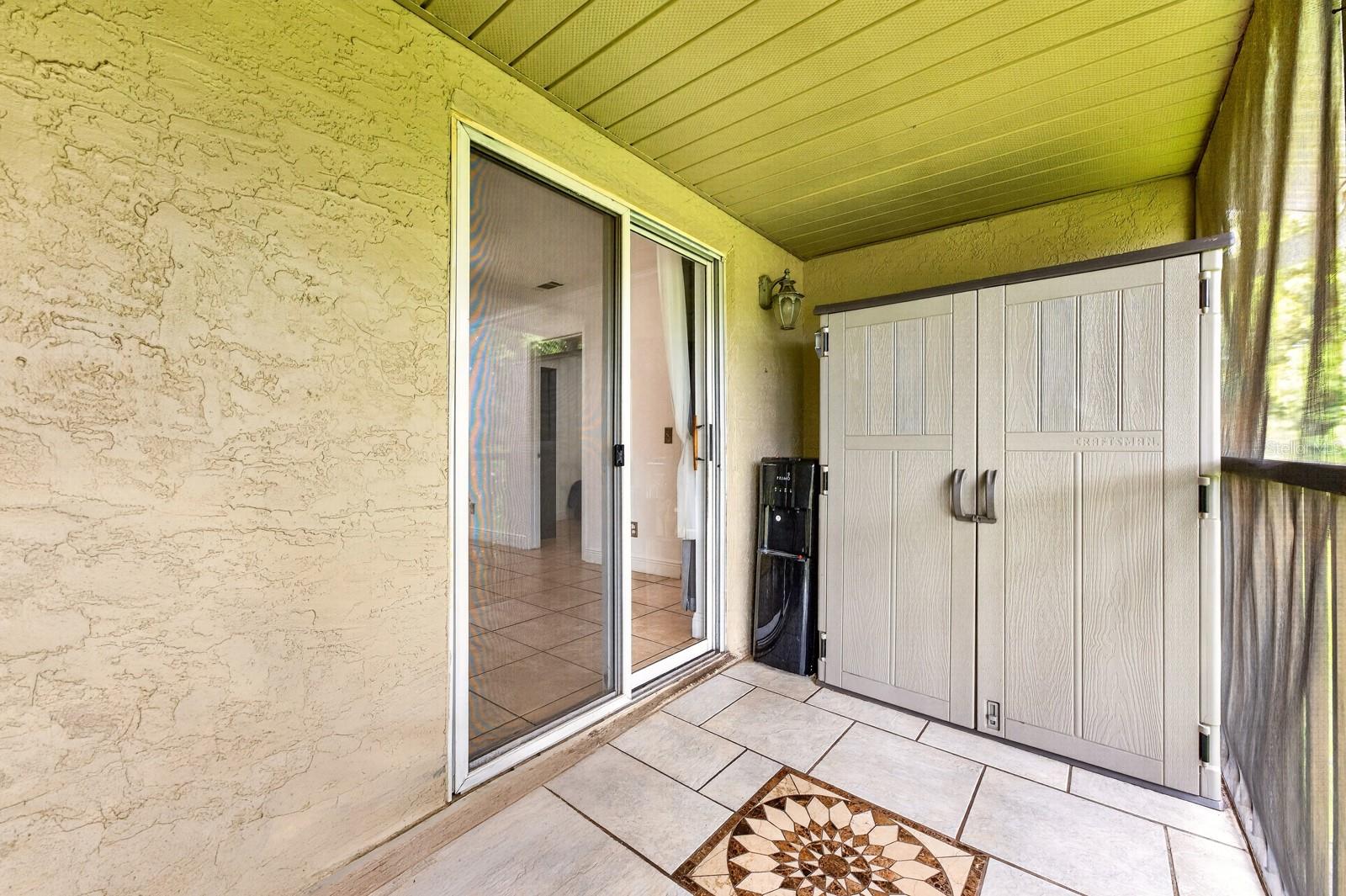 PERSHING OAKS - Residential