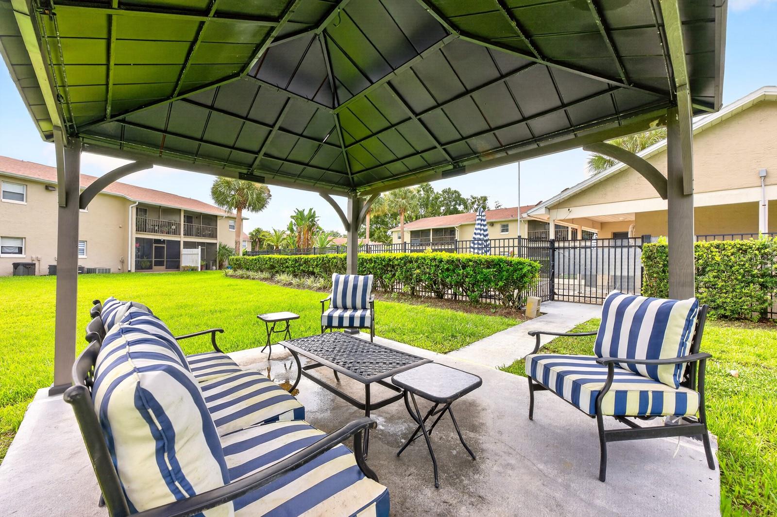 PERSHING OAKS - Residential