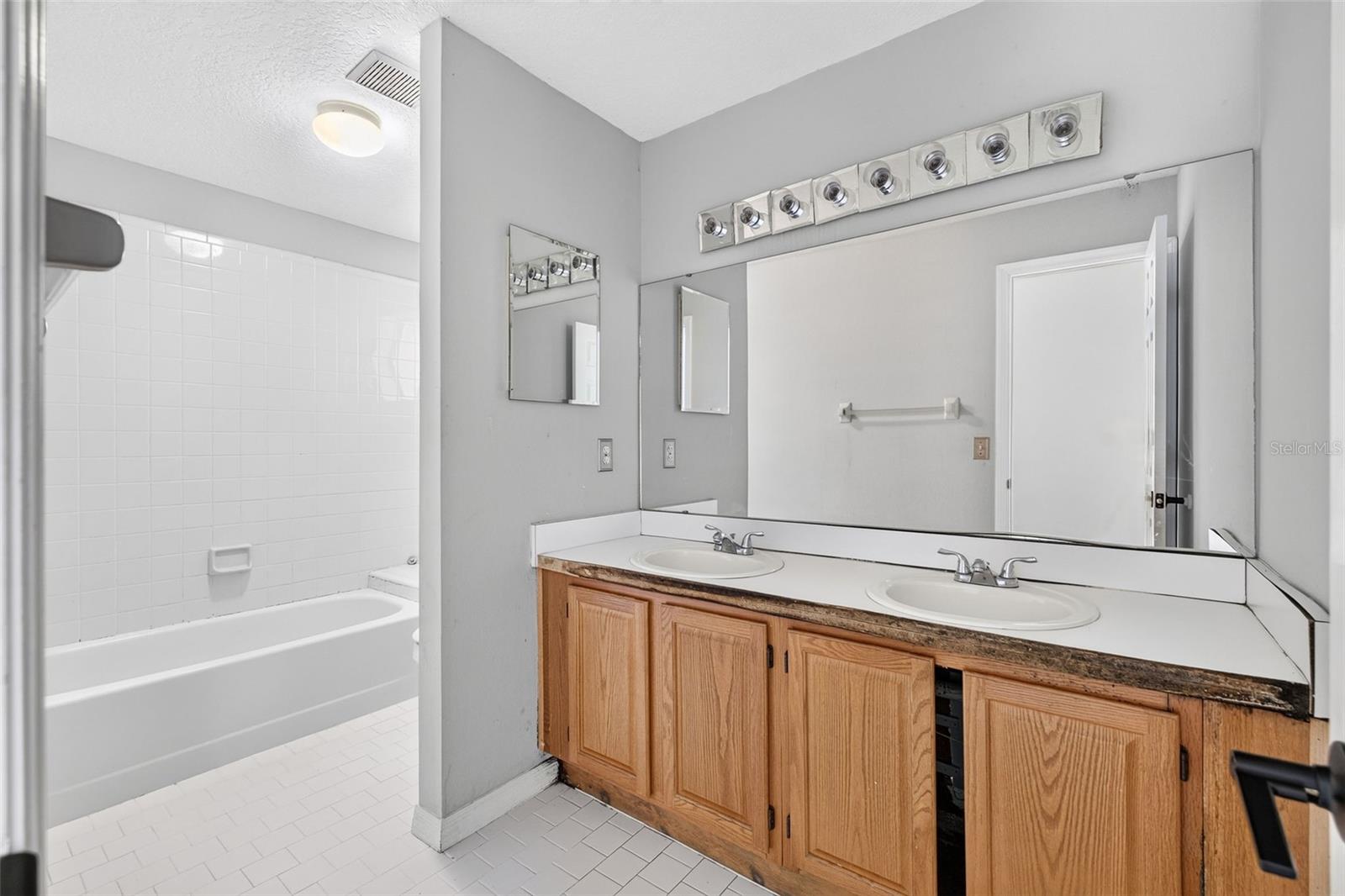 HUNTERS CREEK TR 240 PH 02 - Residential
