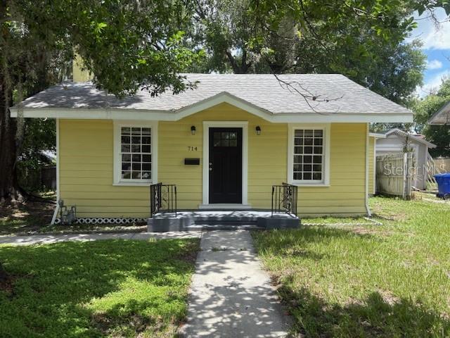 Cute Downtown Lakeland Home Available!  This 2/1 home features a bonus room, ceramic tile, inside laundry, fireplace, and rear screened porch.