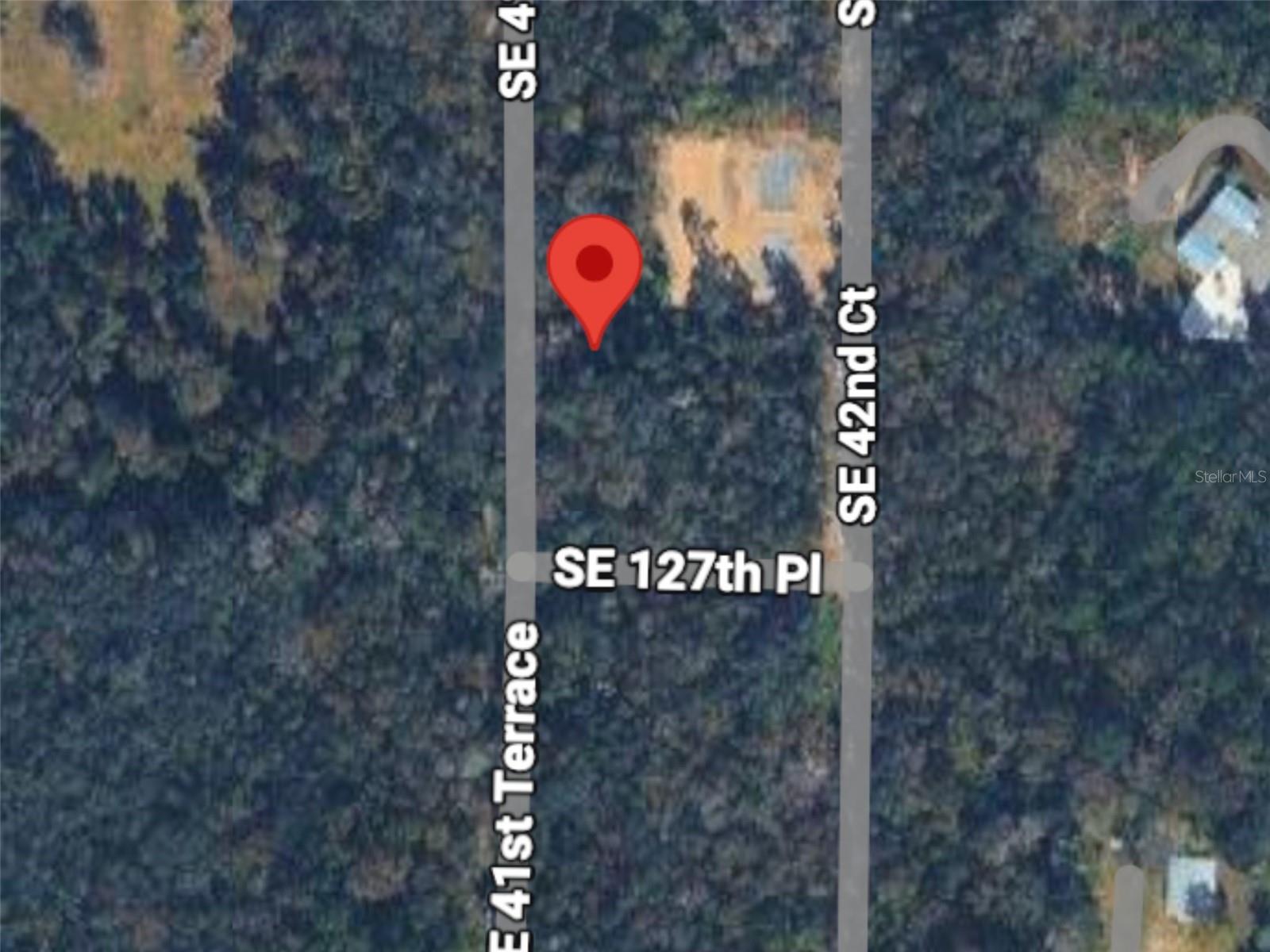 This quant community of Belleview Heights is located between Ocala and The Villages and that offers you all your shopping and dining needs. Florida horse Park is 5 minute away. Build your new home.