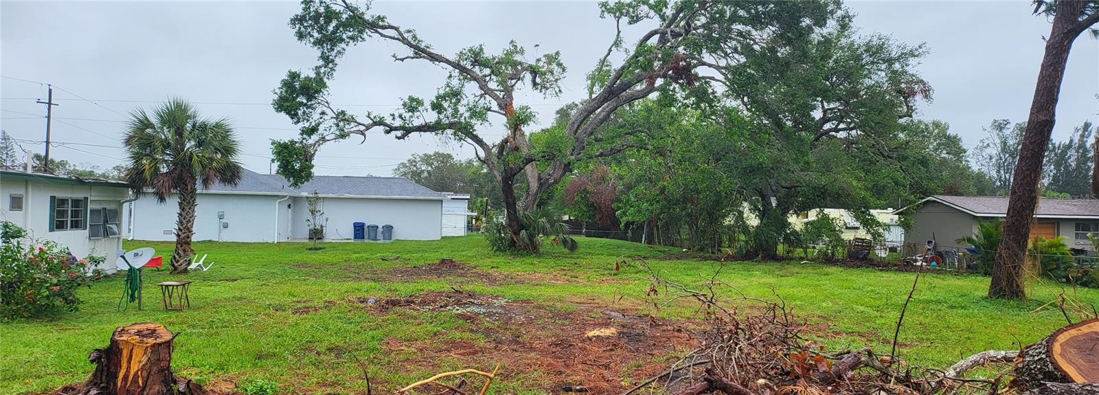Looking for a place to build you new home or moblie home?  Here you go, short drive to the beach and quick acess to the I75,   Build one or two