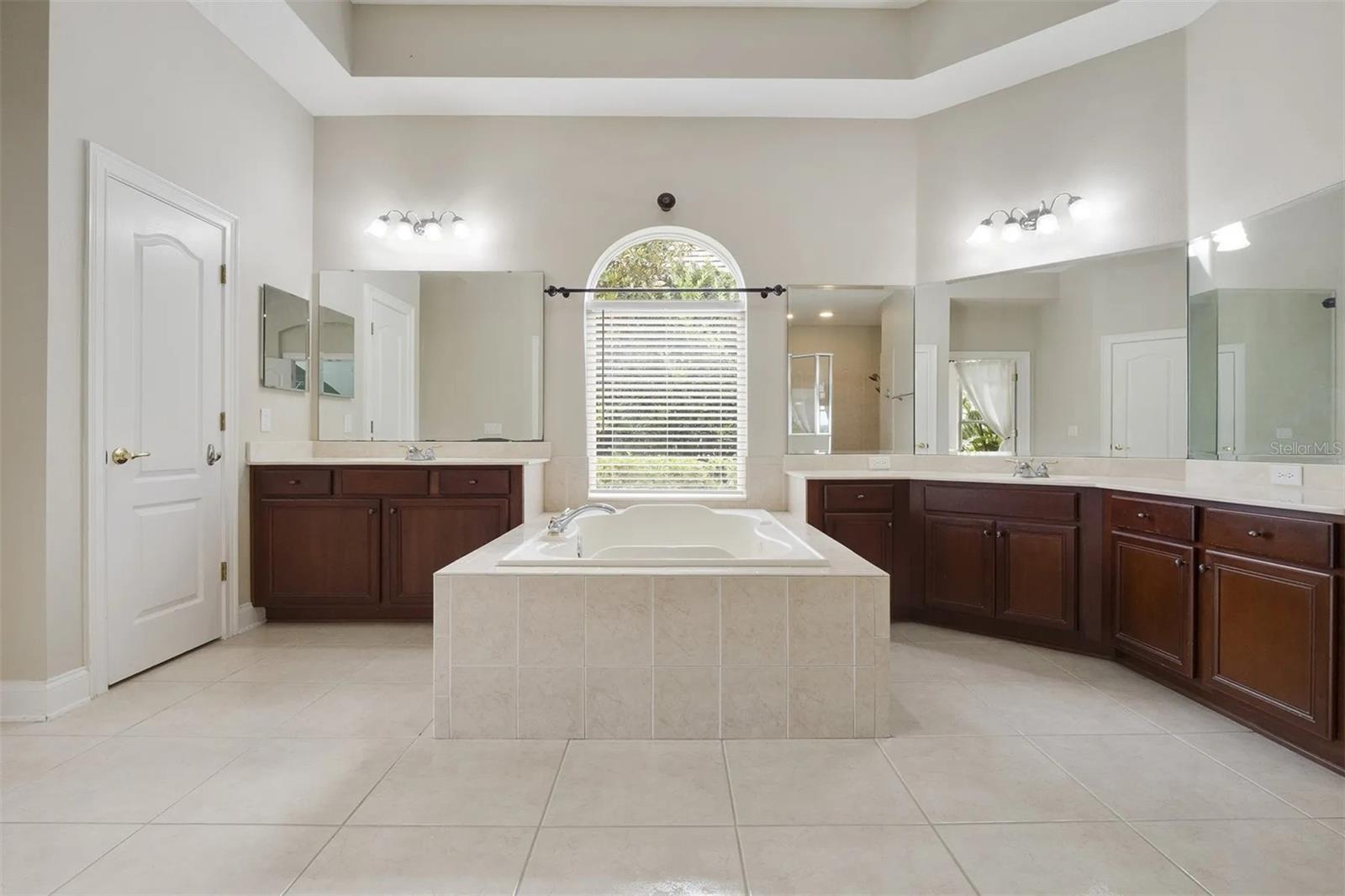 HEATHROW COUNTRY ESTATE - Residential