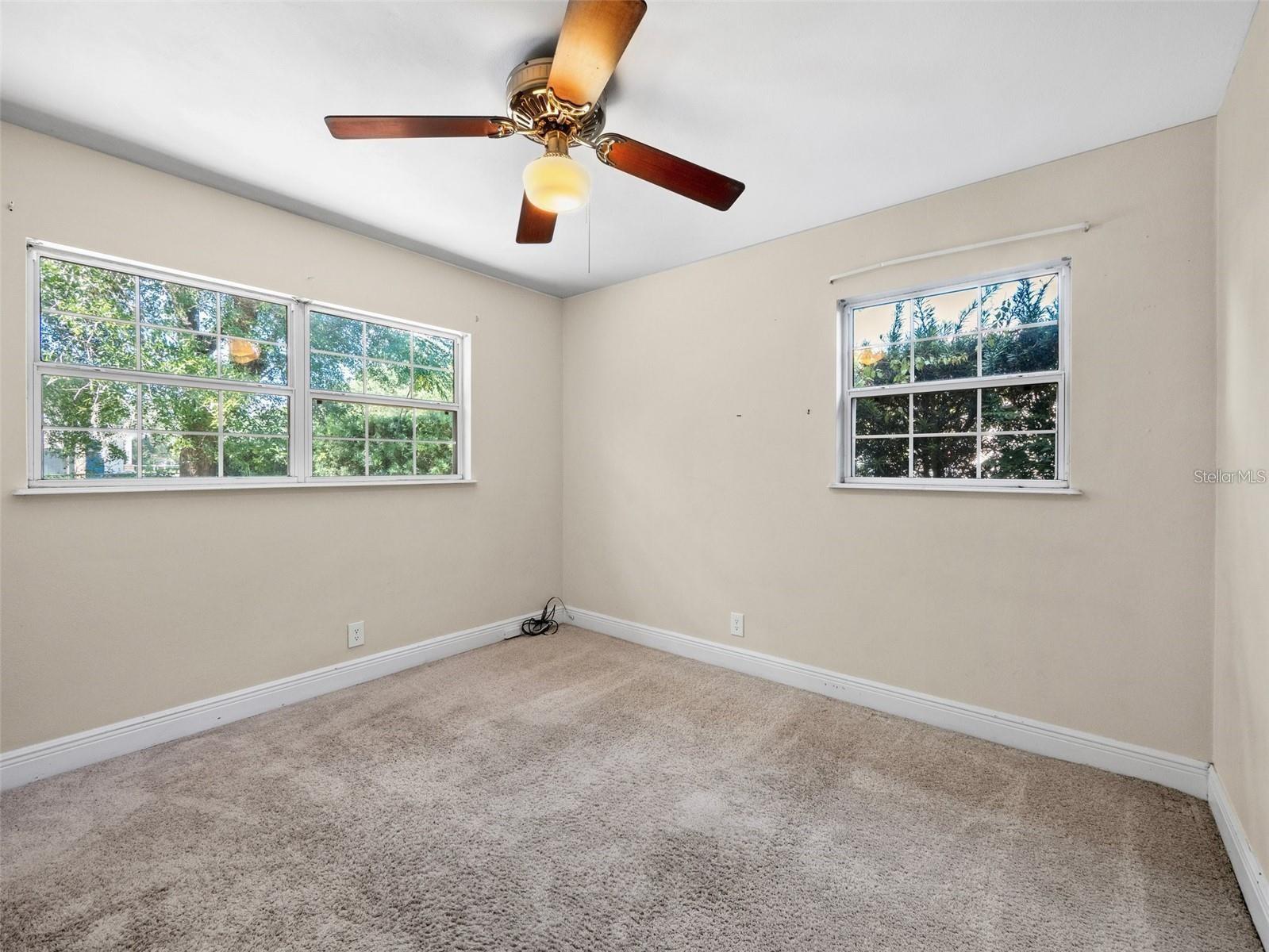 MOUNT PLYMOUTH - Commercial Sale