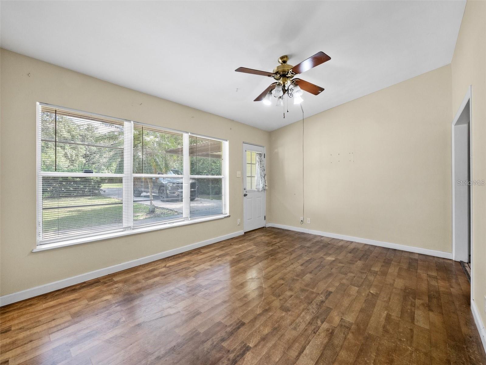 MOUNT PLYMOUTH - Commercial Sale