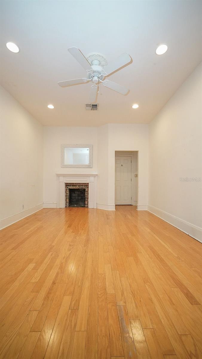 RIVERSIDE - Residential Lease