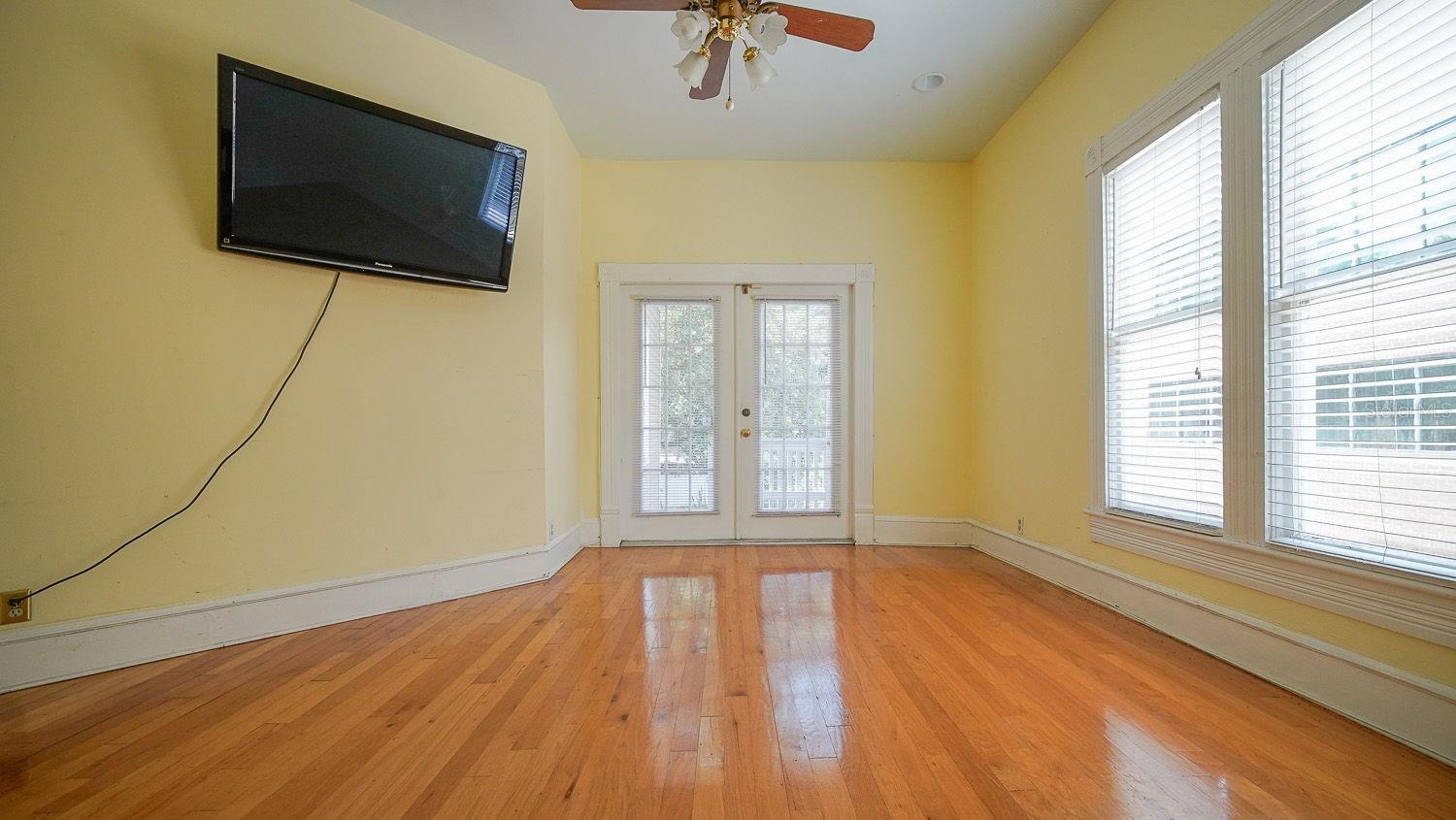 RIVERSIDE - Residential Lease