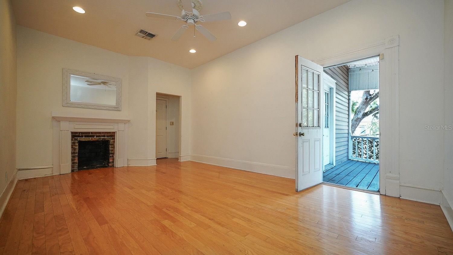 RIVERSIDE - Residential Lease