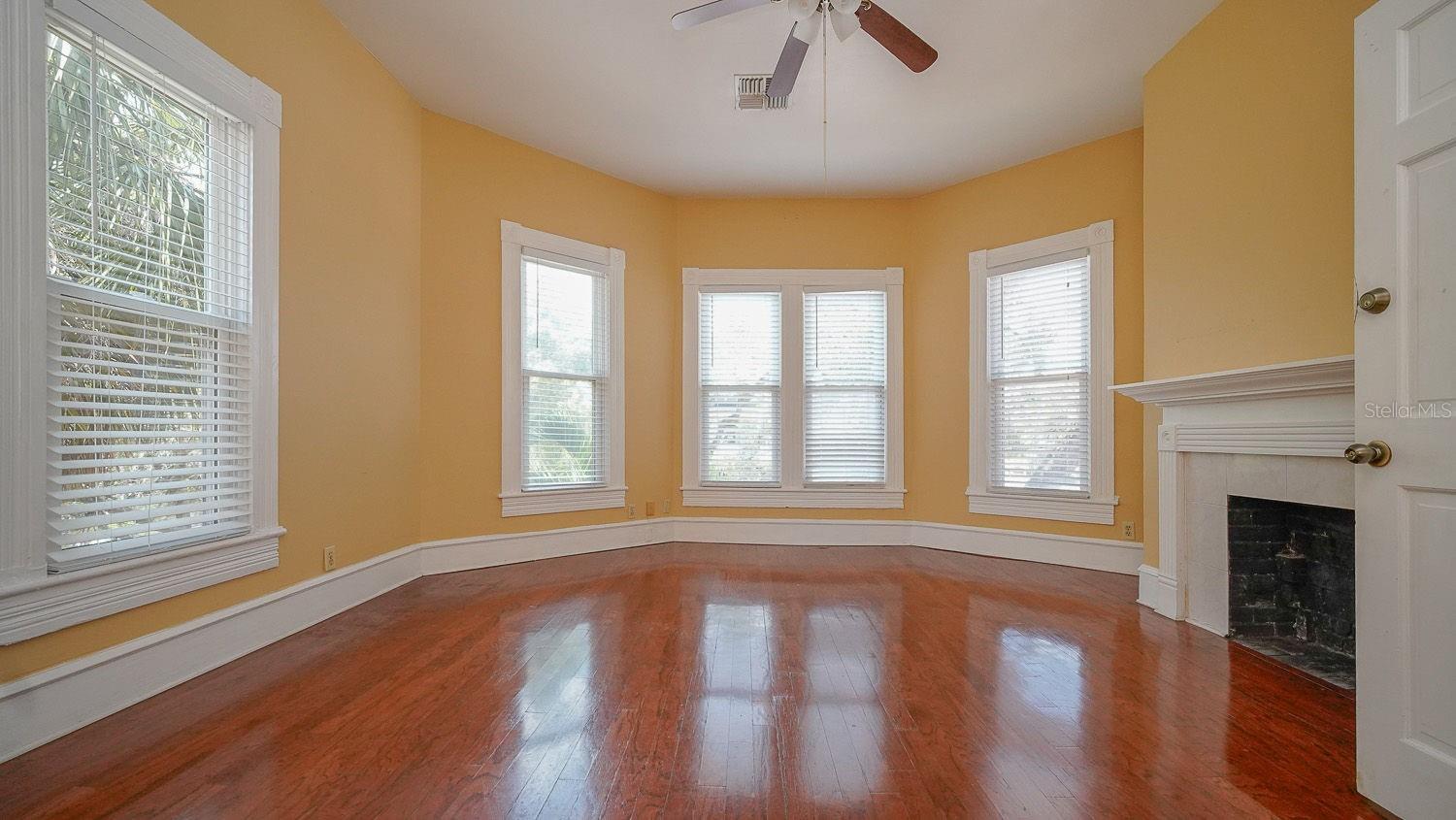 RIVERSIDE - Residential Lease