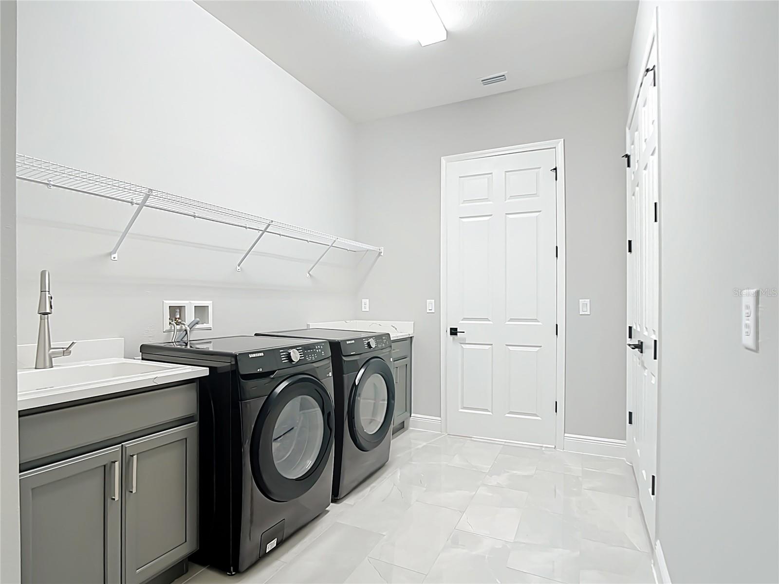 HAMPTON LAKES - Residential