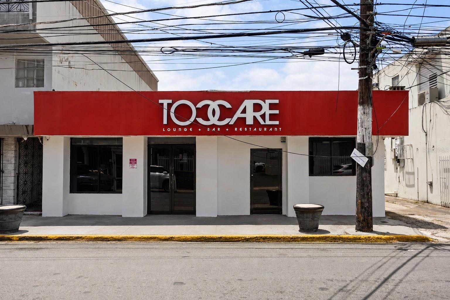 Located at 239 Eleanor Roosevelt Avenue in San Juan, this commercial property presents an outstanding opportunity to acquire a restaurant building featuring 3,702.79 square feet of space situated on a 447.98-square-meter lot. Positioned along one of San Juan's busiest commercial corridors, the property benefits from excellent visibility, high daily traffic counts, and convenient access to major highways, business districts, and surrounding residential communities.
Its strategic location makes it well suited for a restaurant, café, lounge, or a variety of other commercial concepts, offering exceptional exposure in one of the metropolitan area's most established commercial corridors. Whether for an owner-user or an investor, this property presents an excellent opportunity to establish or expand a business in a highly accessible and recognizable location.

CRIM: $245.43 (semi-annually)
