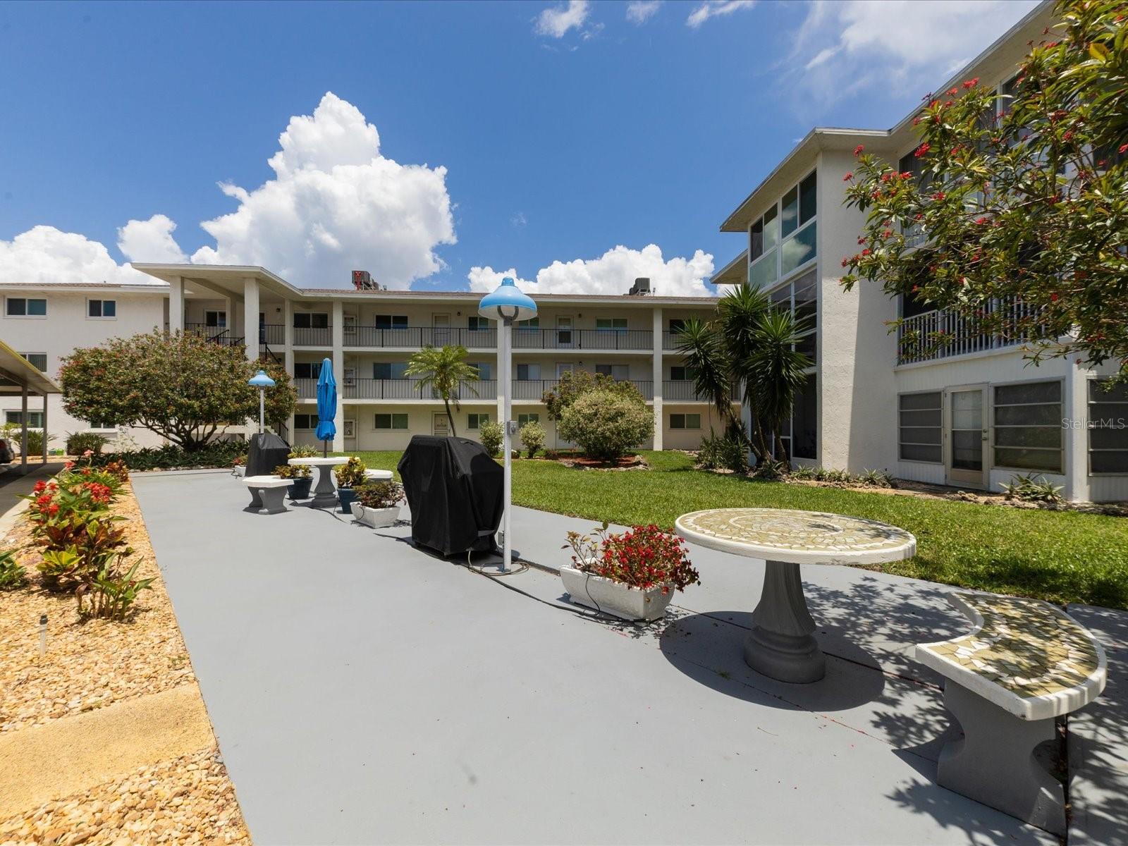 HOLIDAY APTS - Residential