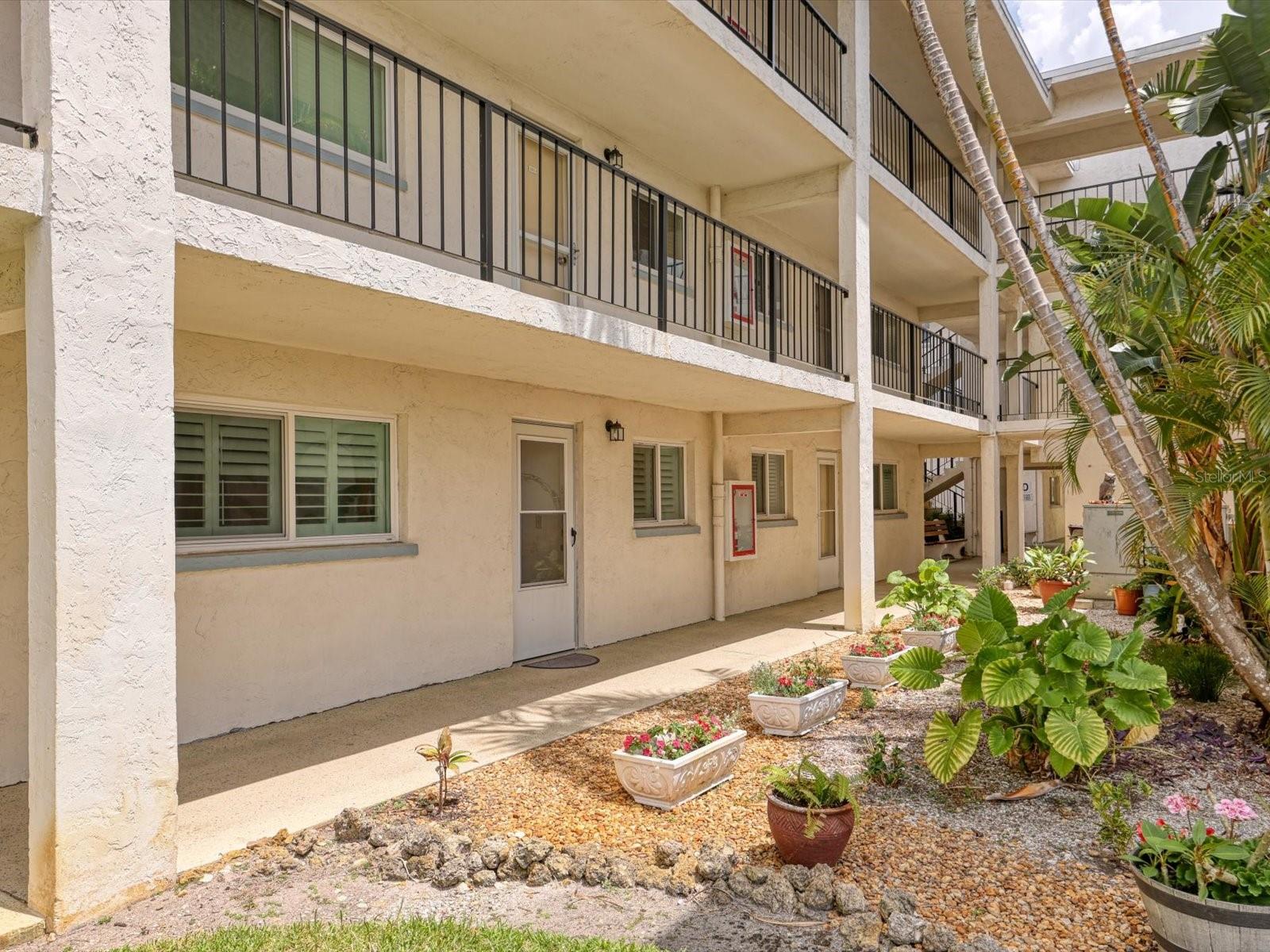 HOLIDAY APTS - Residential