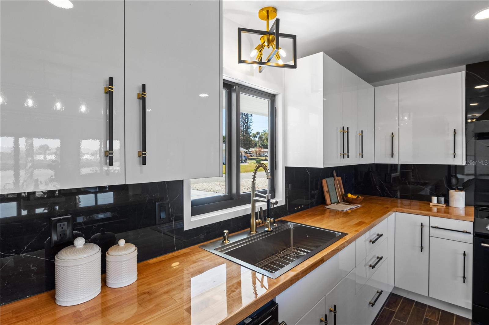 HATCHES HOMESTEAD & LOWDS - Residential