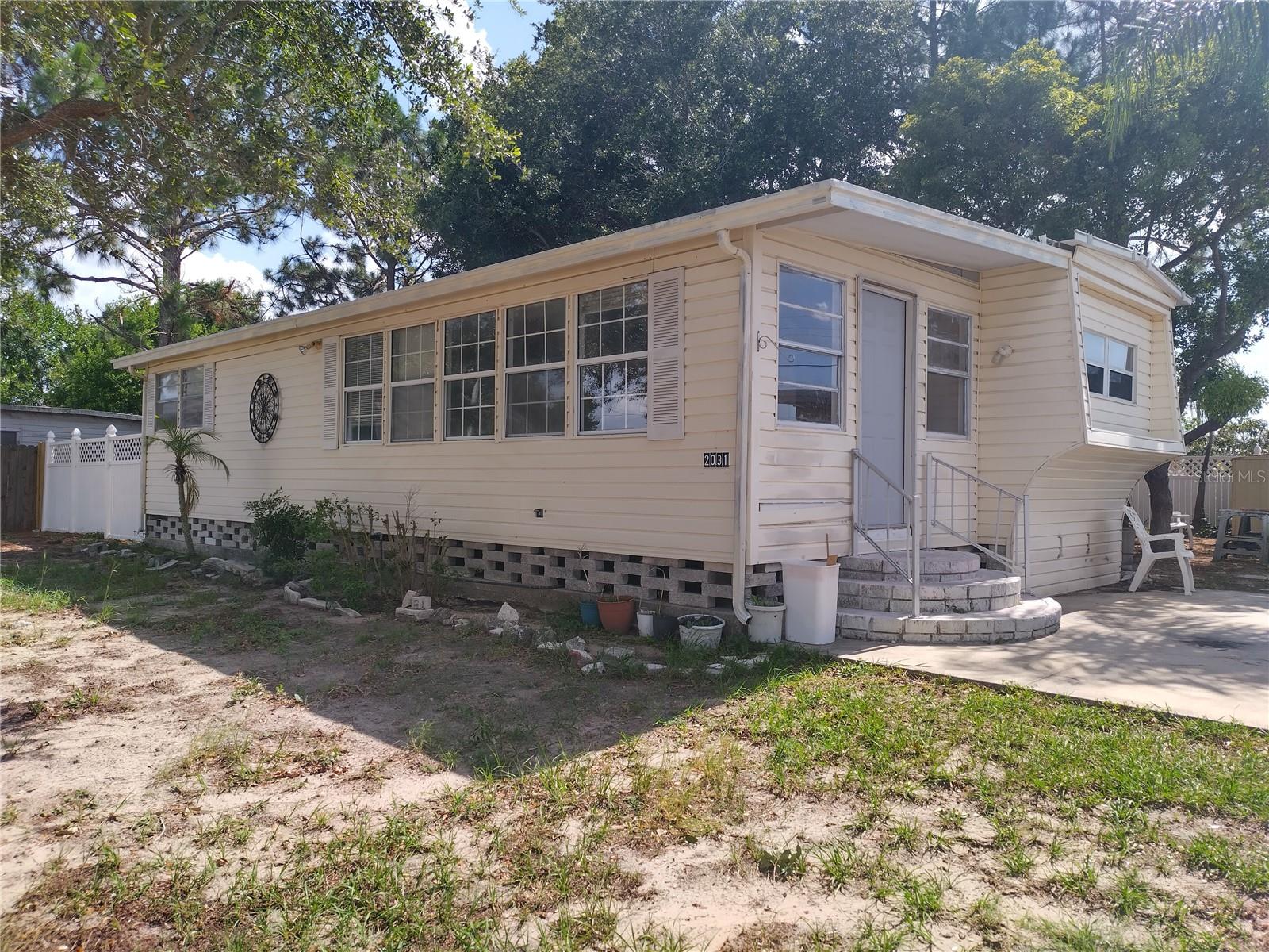 *PLEASE DO NOT DISTURB TENANT STILL IN THE HOME*
Home available July 1st
2 Bedroom, 1 1/2 bathroom Mobile home on a large lot in Holiday, FL. Pet fees will apply.