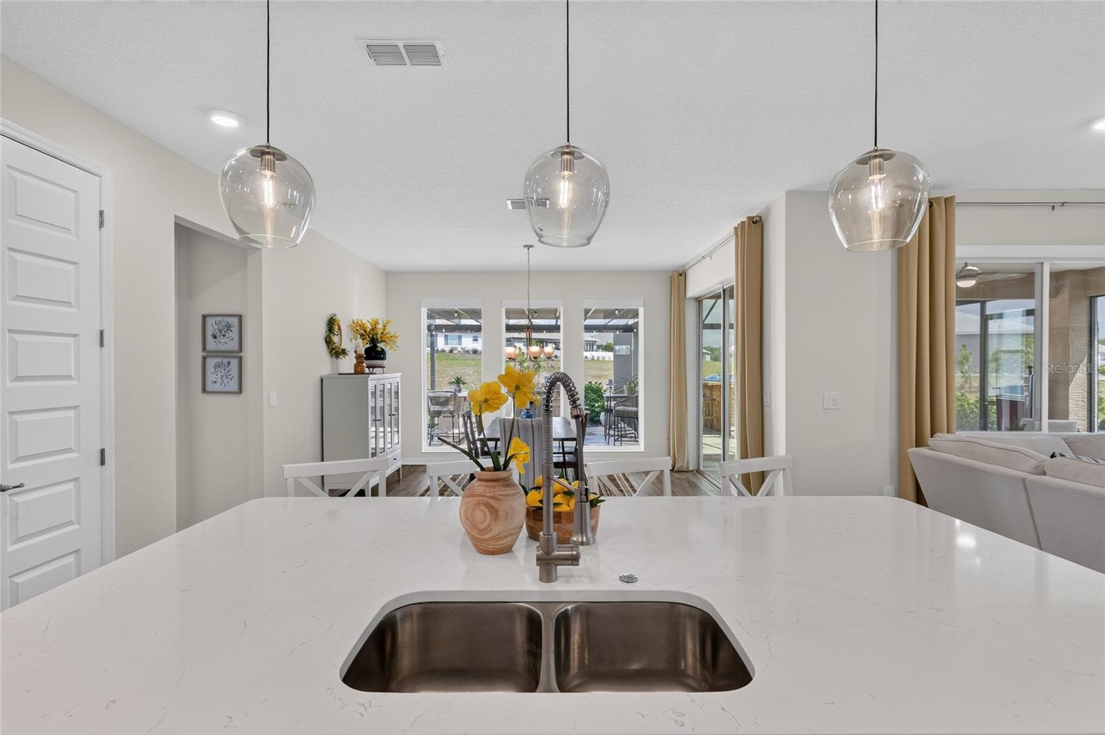 ON TOP OF THE WORLD - Residential