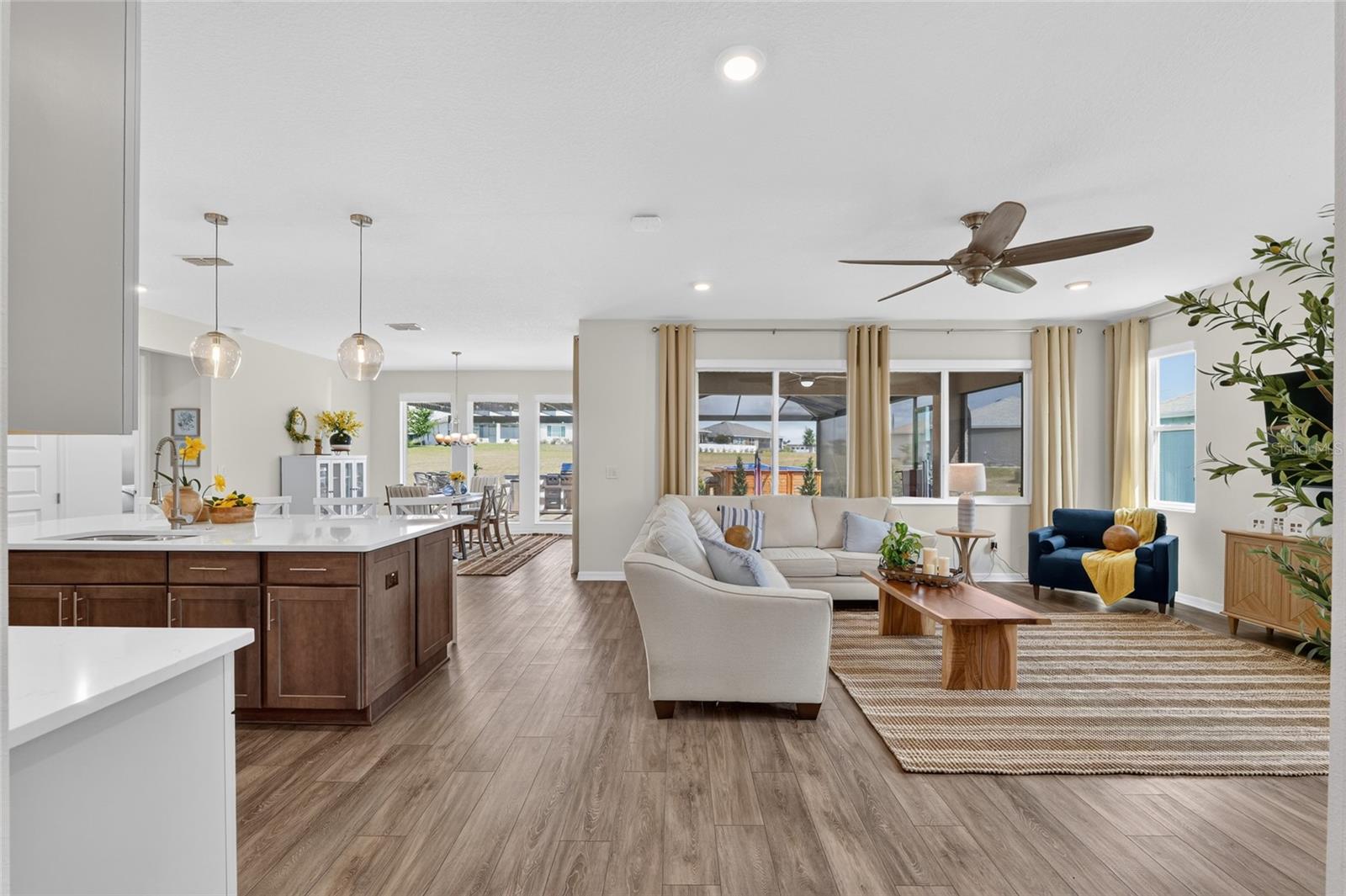 ON TOP OF THE WORLD - Residential
