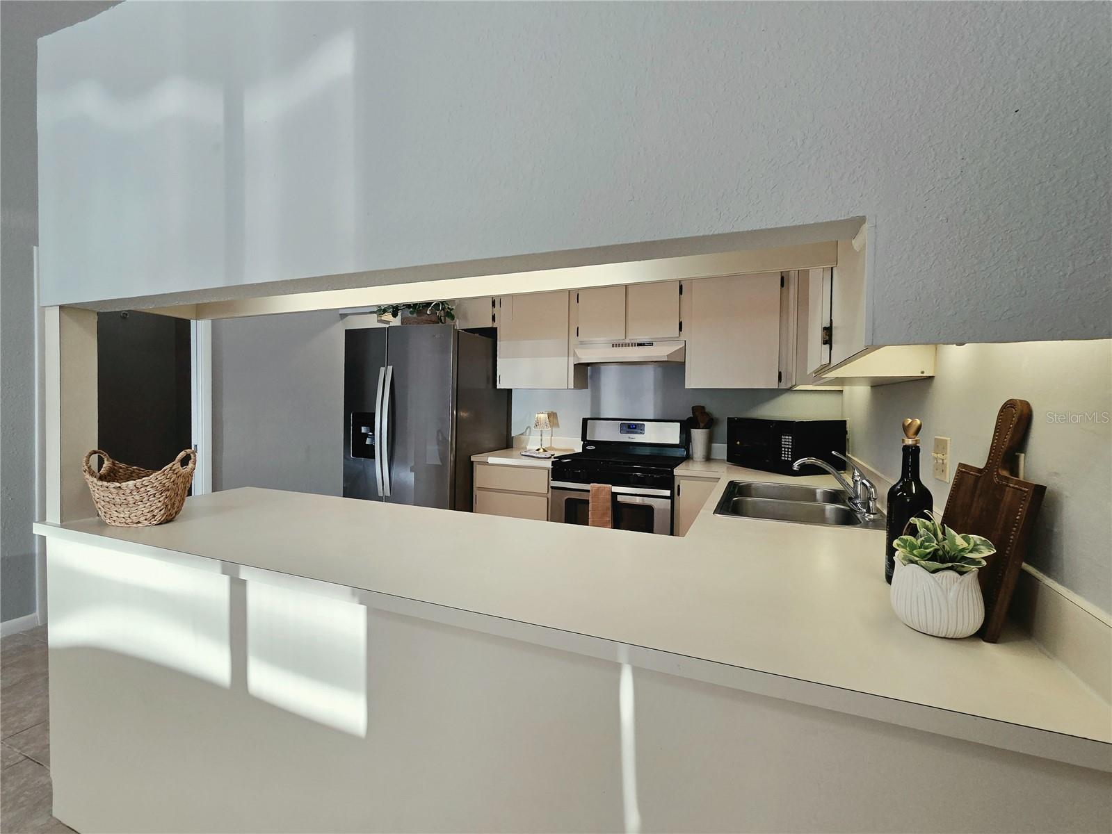 MAYFAIR ON LAKE PH 01 - Residential Lease