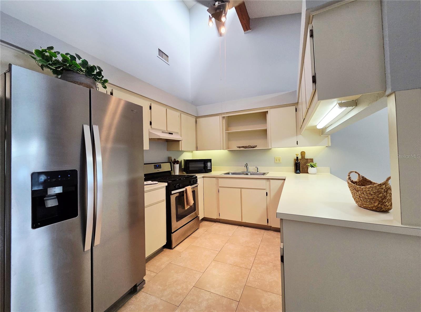 MAYFAIR ON LAKE PH 01 - Residential Lease