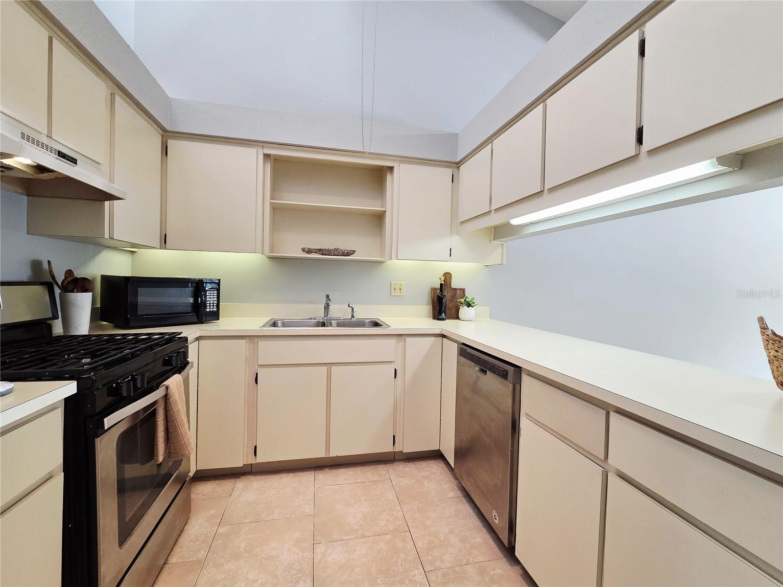 MAYFAIR ON LAKE PH 01 - Residential Lease
