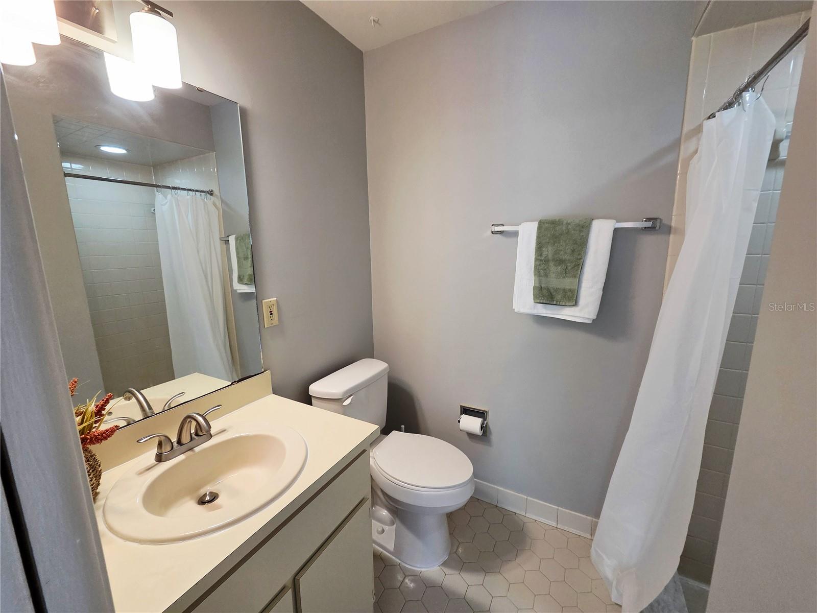 MAYFAIR ON LAKE PH 01 - Residential Lease