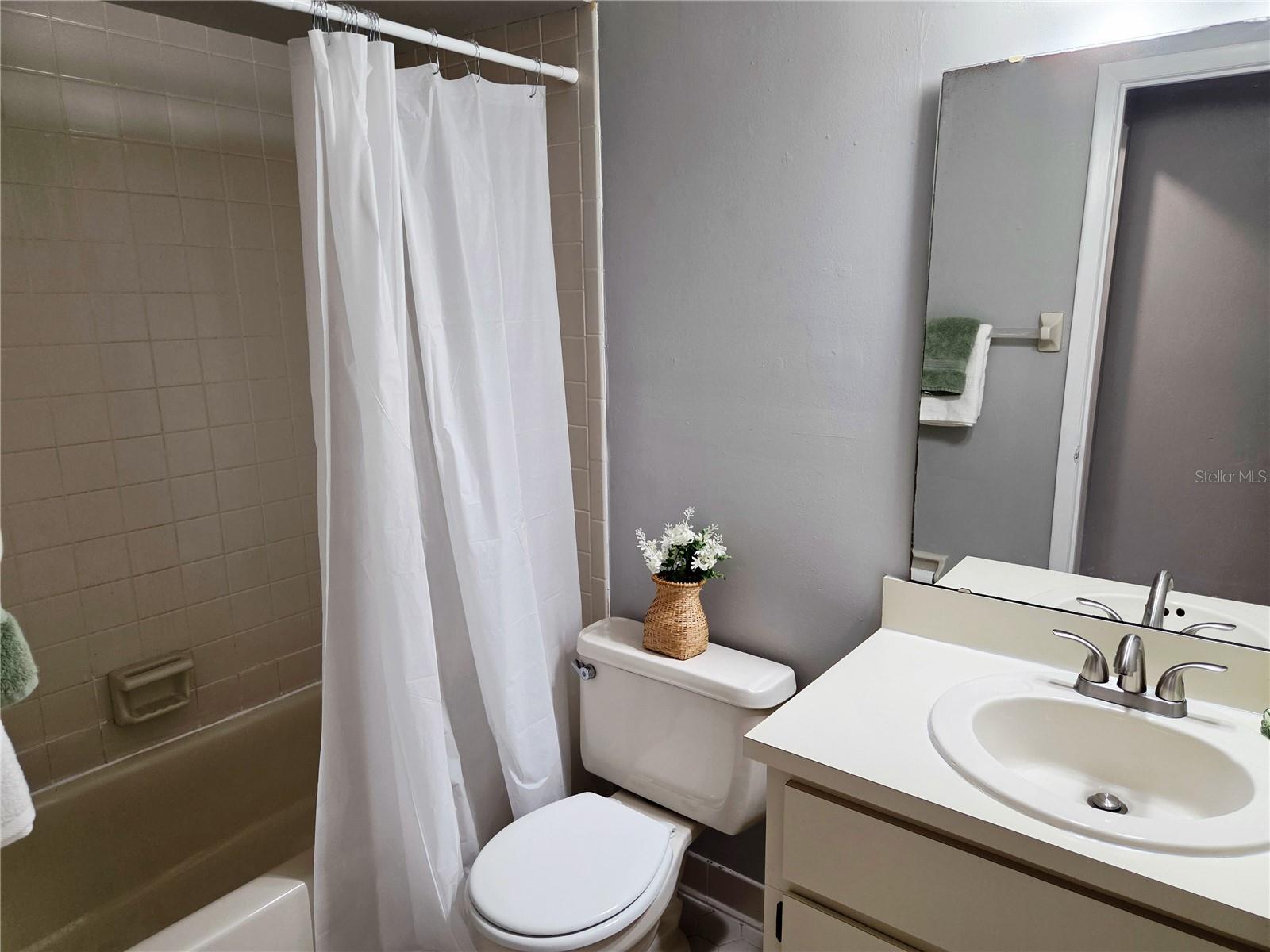 MAYFAIR ON LAKE PH 01 - Residential Lease