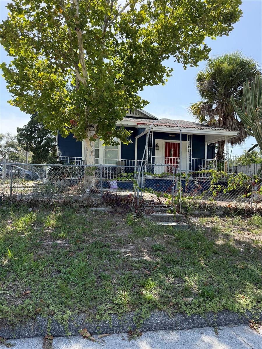 Investment Opportunity 
Don't miss this excellent investment opportunity! Conveniently located just minutes from Downtown Tampa, this property offers a highly strategic location with easy access to major highways, shopping, dining, entertainment, and local attractions.
Whether you're looking for a primary residence, a rental property, or your next investment, this home offers outstanding potential in one of Tampa's most desirable and rapidly growing areas.