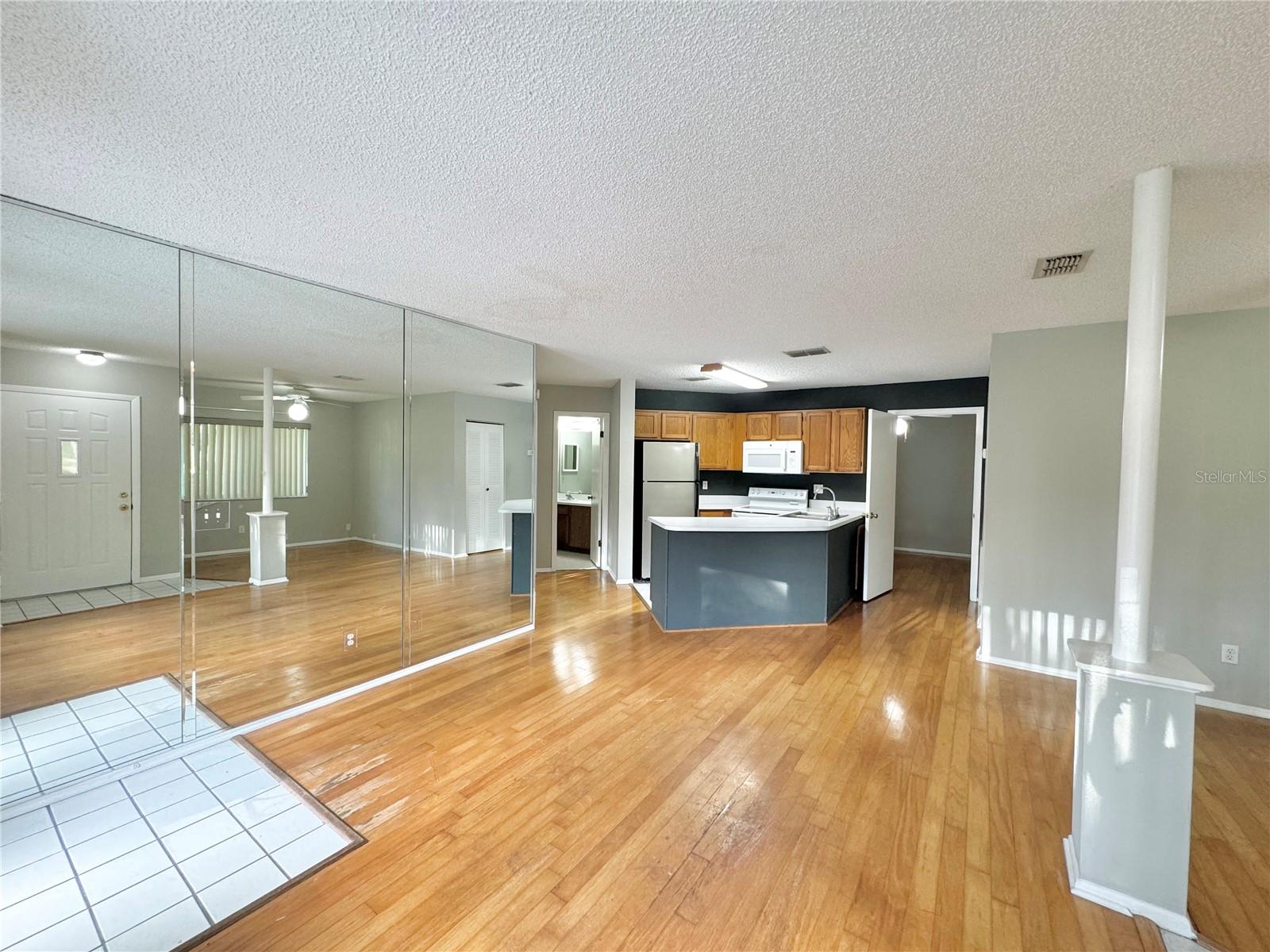GARDEN VILLAS CONDO PH 01 - Residential Lease