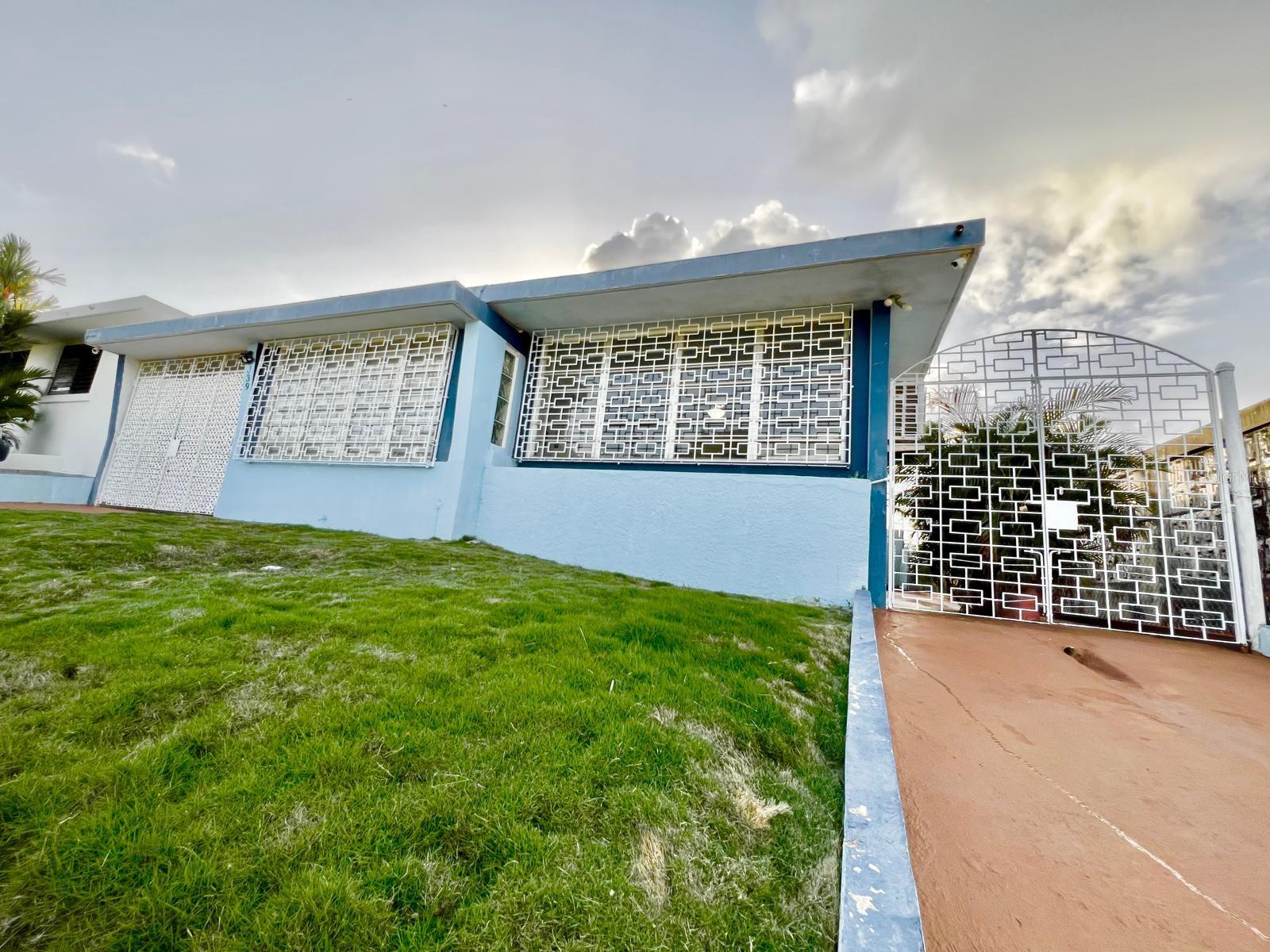¡Lista para mudarte! Hermosa residencia de 4 habitaciones y 2 baños, completamente amueblada y equipada, ideal para quienes buscan comodidad y una excelente ubicación. Cuenta con amplia sala, comedor, cocina totalmente remodelada, equipada y garaje para dos vehículos. Ubicada en una zona sumamente céntrica, con fácil acceso a las principales vías y a solo minutos de centros comerciales, supermercados, farmacias, panaderías, restaurantes y todos los servicios esenciales. Una excelente oportunidad para disfrutar de un hogar cómodo, funcional y listo para ocupar.