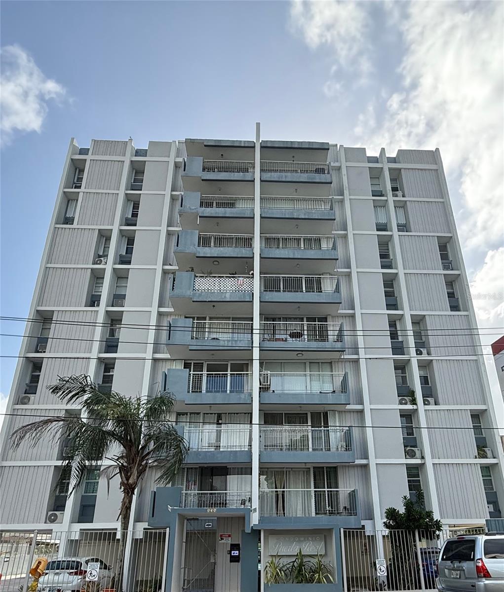 Comfortable apartment located at Condominio Puerta Real in Río Piedras, San Juan, on the 8th floor with approximately 976 square feet of living area. This unit features 2 bedrooms, 1 bathroom, living-dining area, kitchen, and 1 assigned covered parking space. The apartment offers natural light, ventilation, and the convenience of being in a high-floor location.

The apartment is equipped with air conditioning units, refrigerator, stove, microwave, washer-dryer, and water heater.

Excellent central location, right next to Ave. Piñero, approximately 13 minutes walking distance to the University of Puerto Rico, 4 minutes by car to UPR, and approximately 8 minutes walking distance to the Tren Urbano station. Conveniently located near Hospital Auxilio Mutuo, main roads, restaurants, shops, Hato Rey, and the Milla de Oro.

The condominium offers controlled access, security, elevators, water cistern, generator for common areas, and generator connection for outlet in the kitchen (ideal for the refrigerator), living room, and principal bedroom.

Available July 5.