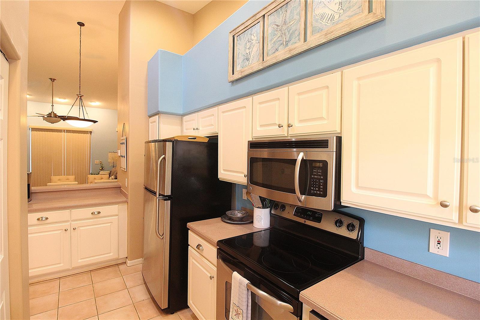 PLAZA DE FLORES - Residential Lease