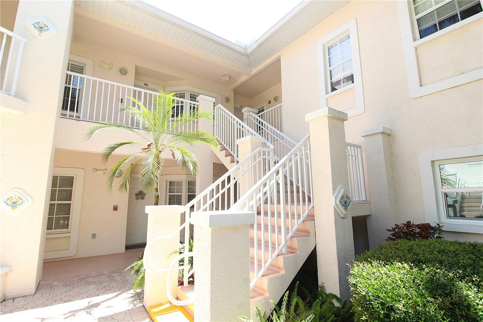 PLAZA DE FLORES - Residential Lease