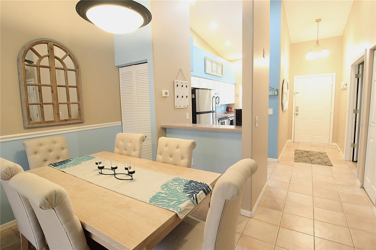 PLAZA DE FLORES - Residential Lease