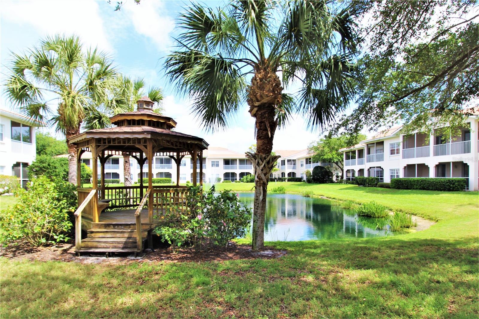 PLAZA DE FLORES - Residential Lease