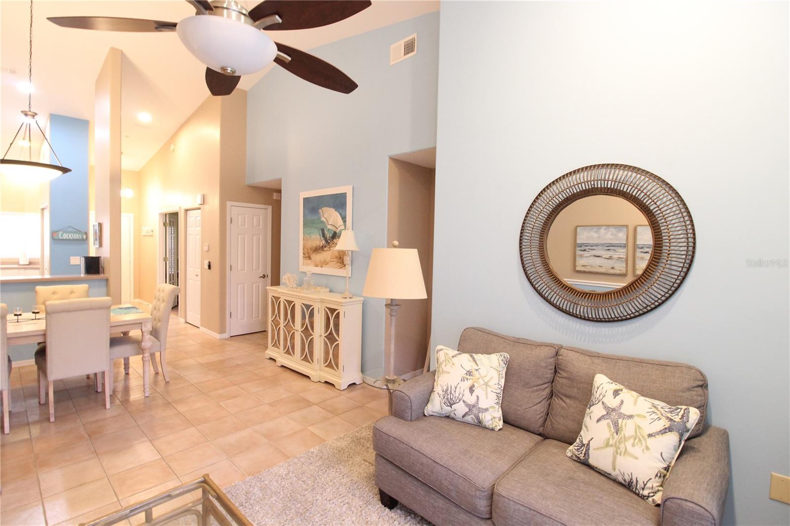 PLAZA DE FLORES - Residential Lease