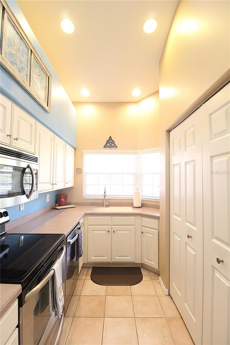 PLAZA DE FLORES - Residential Lease