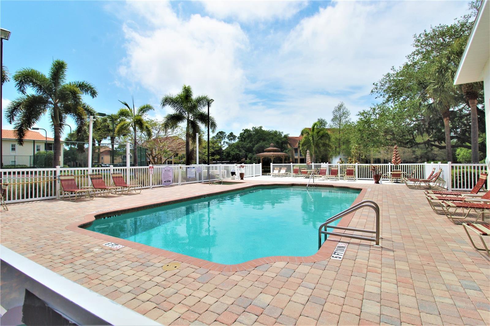 PLAZA DE FLORES - Residential Lease