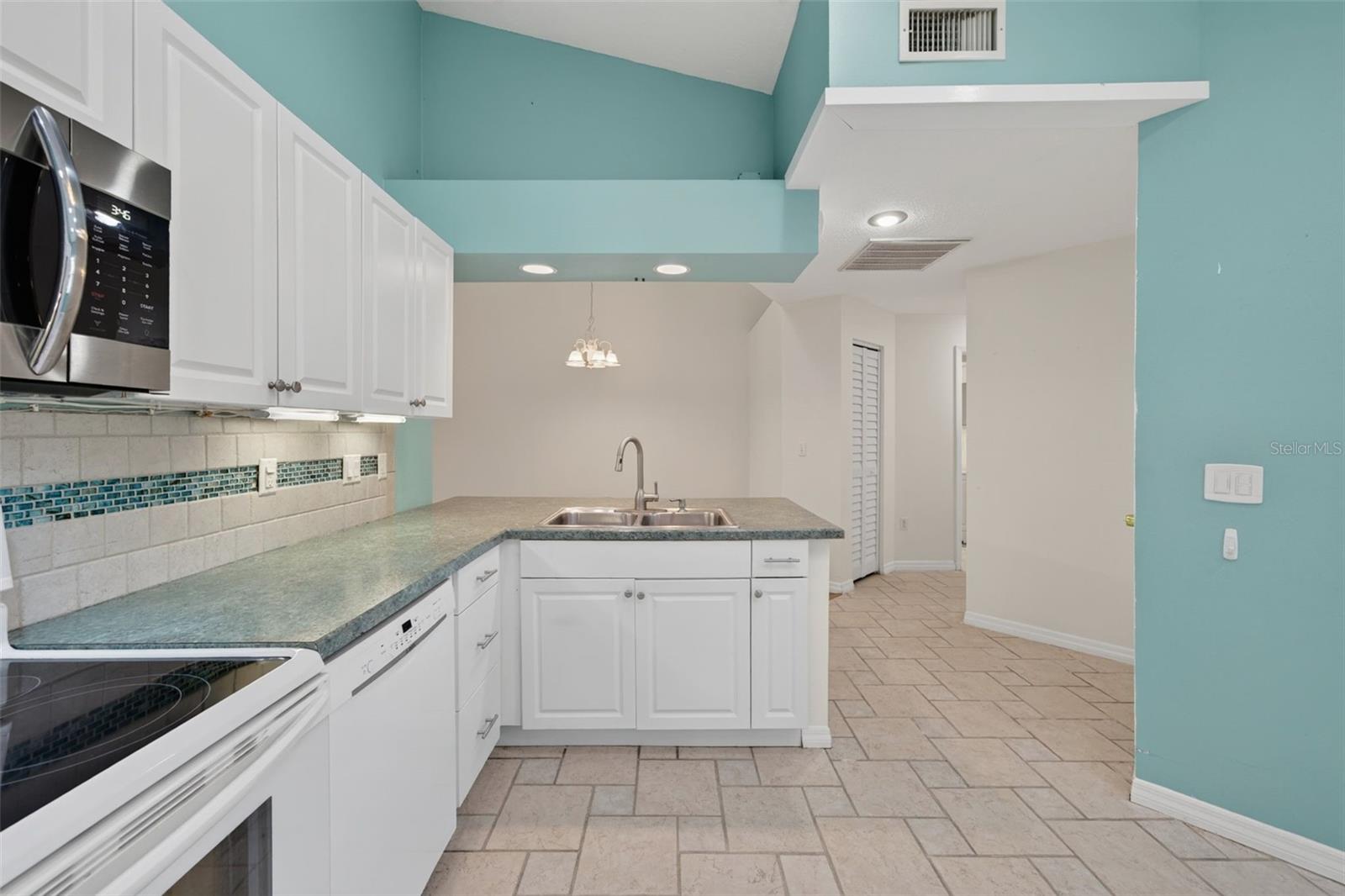 RIVIERA CLUB VILLAGE AT LONGWOOD RUN PH 02 - Residential