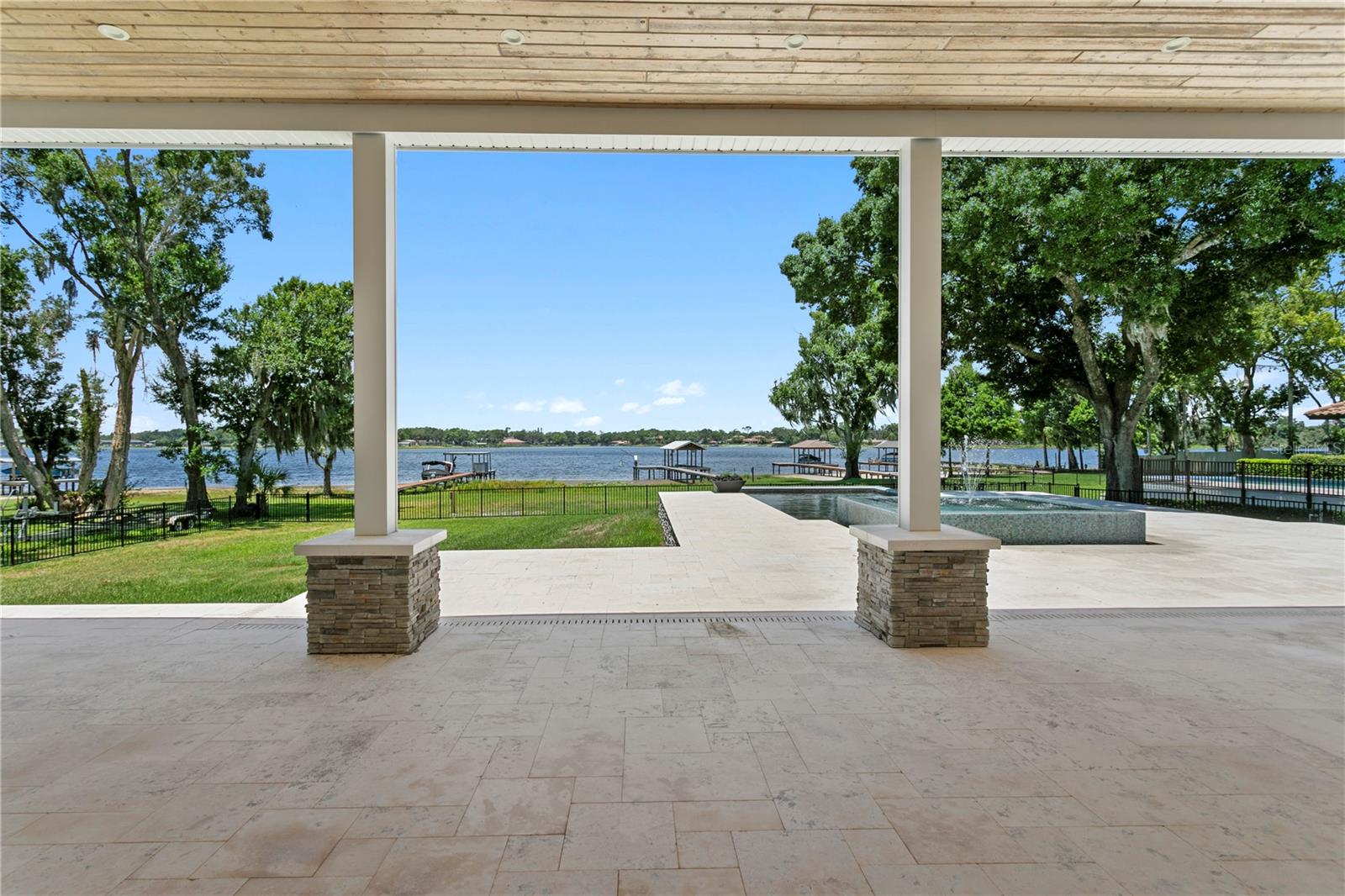 LAKE MAGDALENE FOR REST - Residential