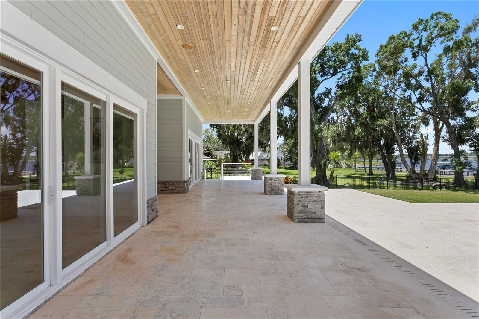 LAKE MAGDALENE FOR REST - Residential