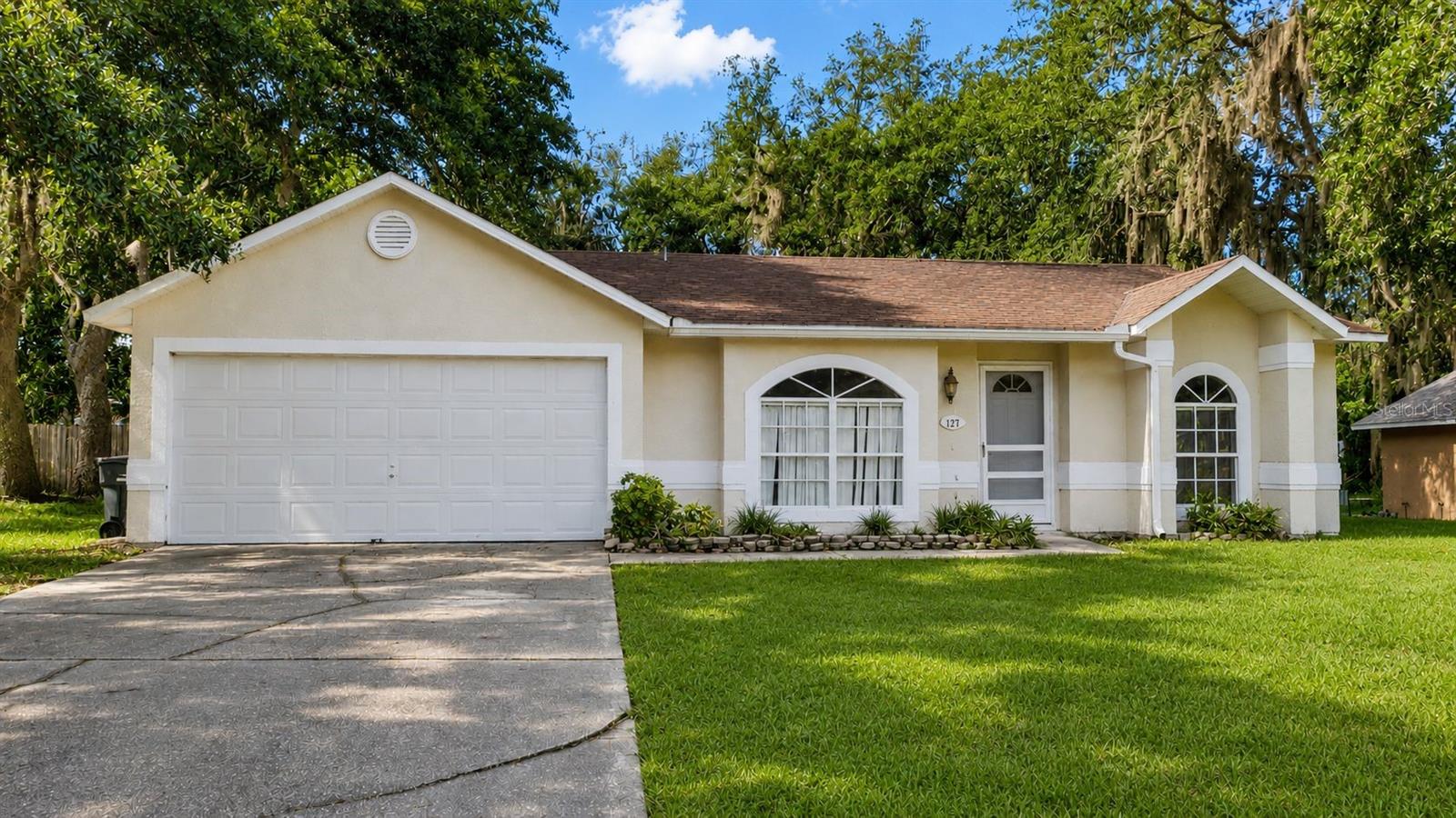 3 bedroom, 2 bathroom home for rent in the Sunridge Woods community in Davenport near Four Corners. Features include a split-bedroom floor plan, fenced backyard, large front yard, family-sized kitchen with stainless steel appliances, laminate flooring in the living areas, carpeted bedrooms, and lawn care included in the rent.