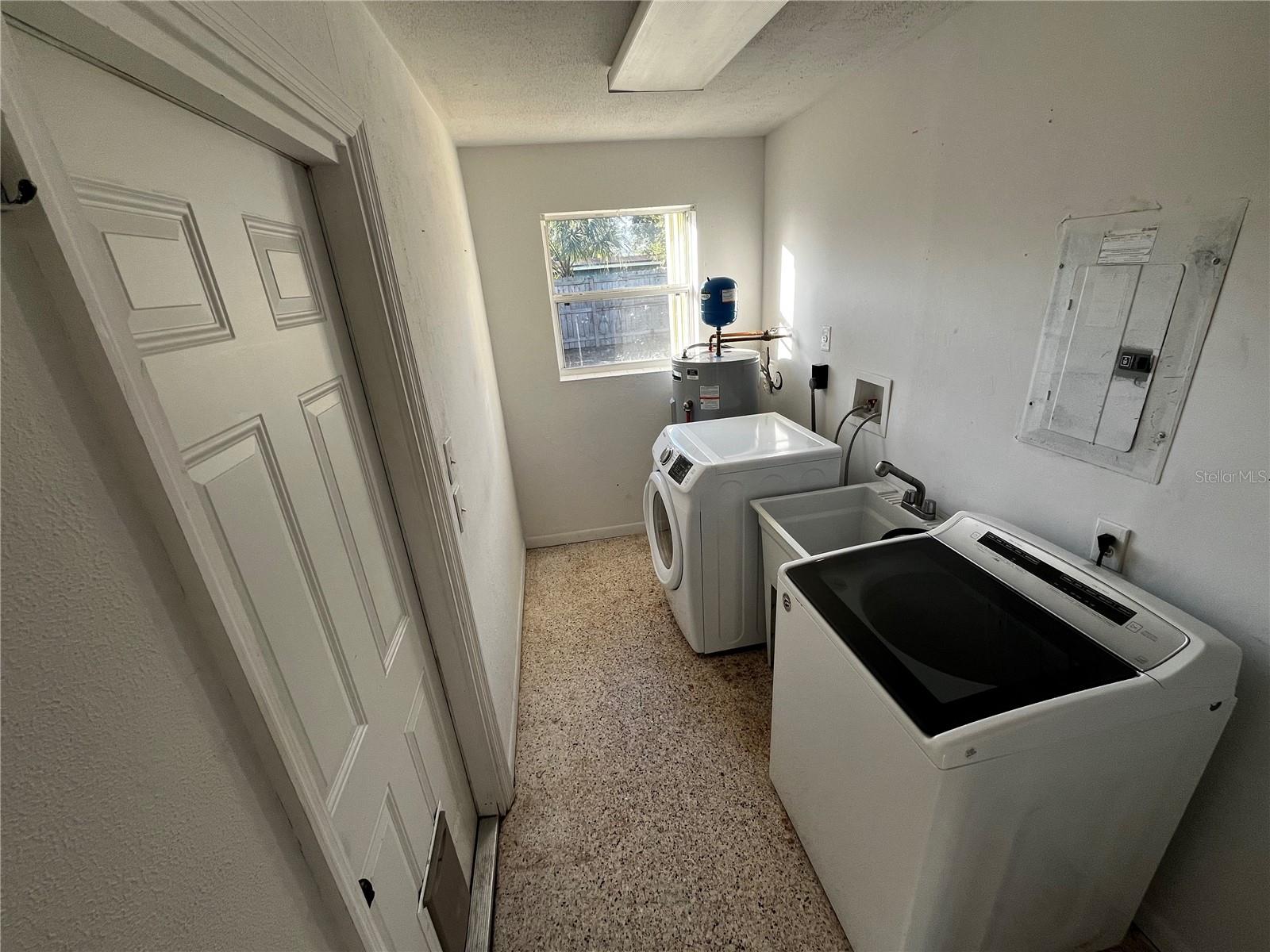 WHISPERING LAKES SEC 02 AMD - Residential
