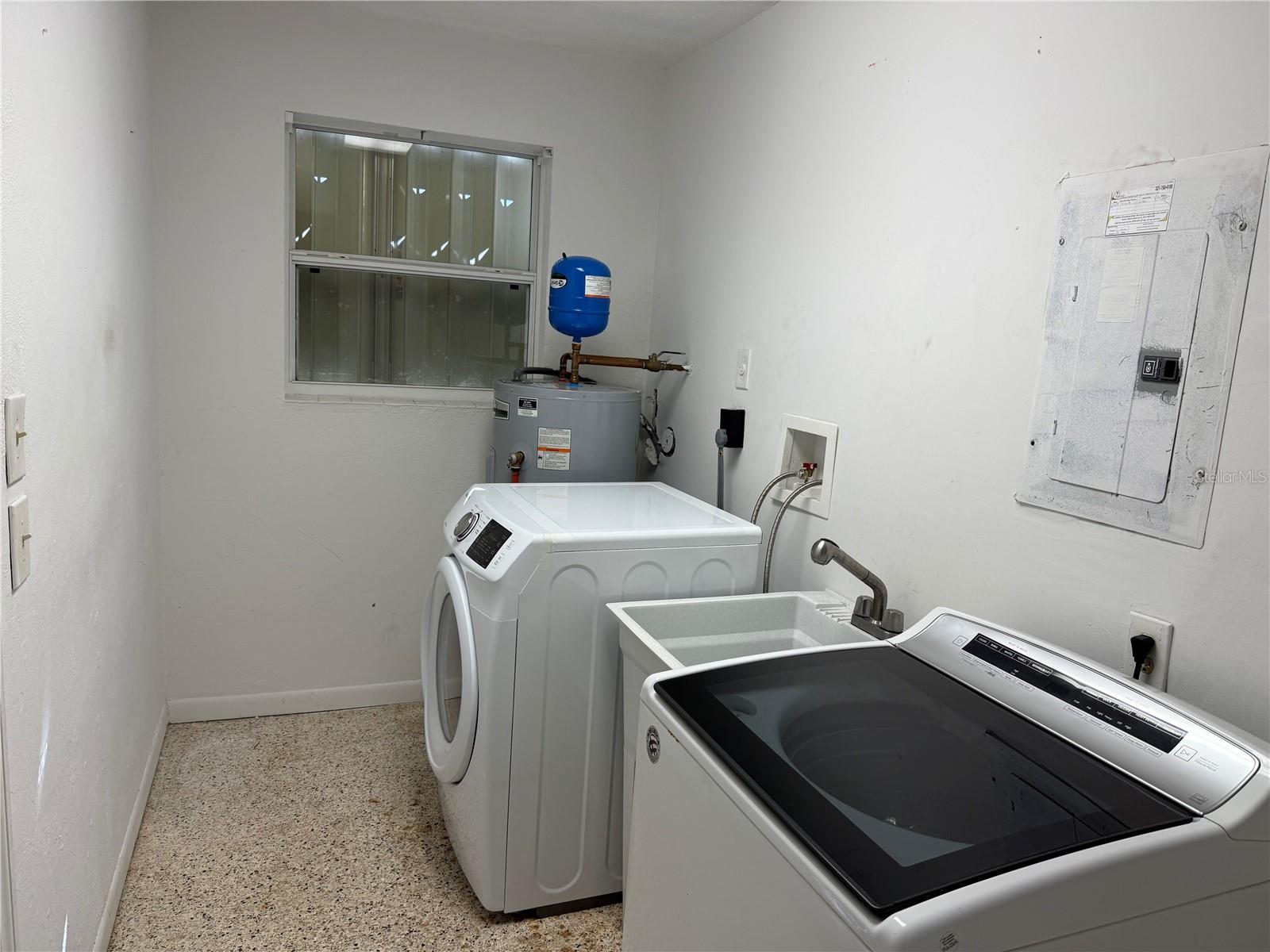 WHISPERING LAKES SEC 02 AMD - Residential