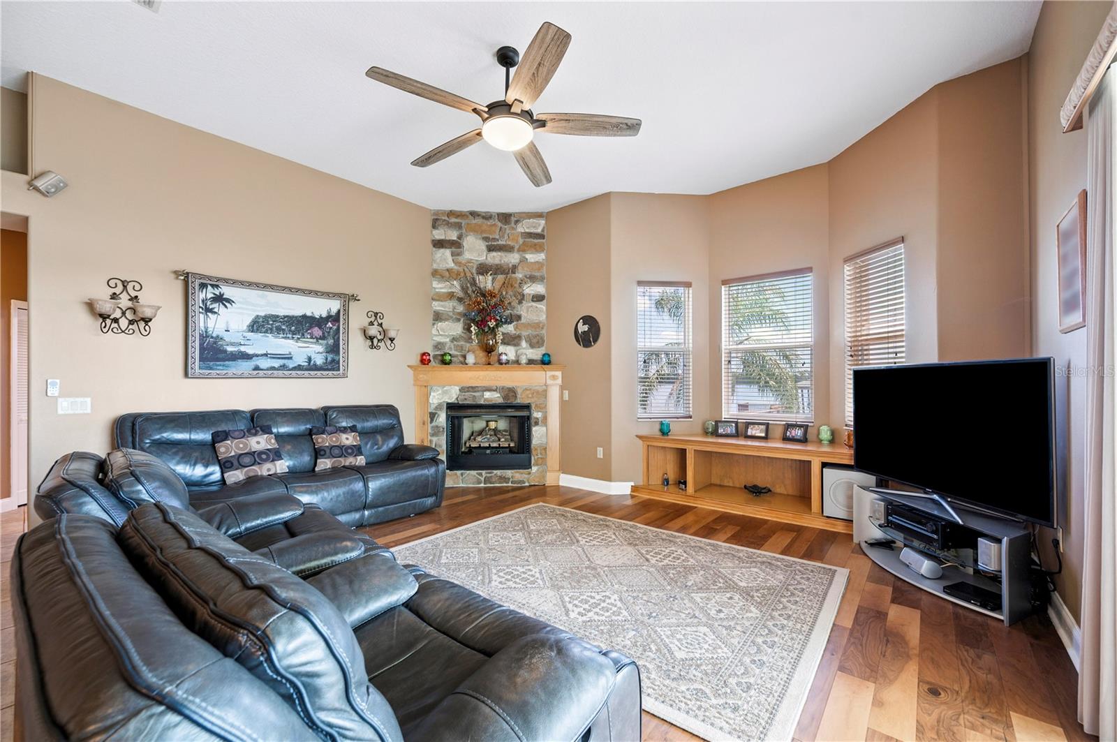 SANDY POINTE - Residential
