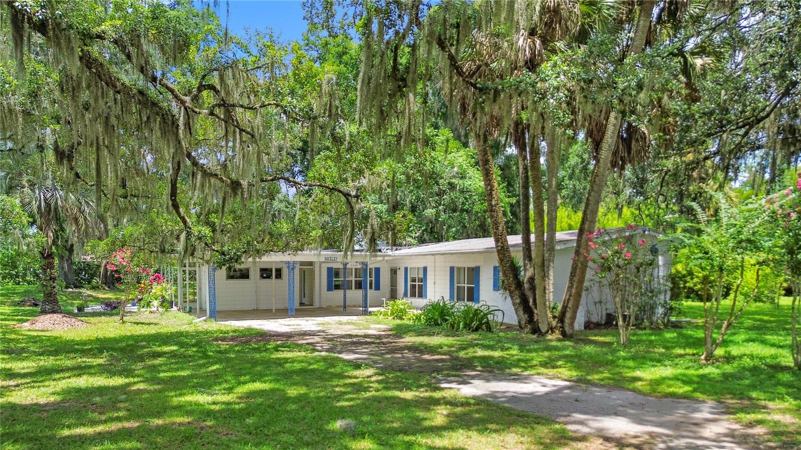 LAKE LOUISE ESTATE - Residential